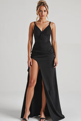 Schwarzes Abendkleid mit Spaghettiträgern und Schlitz